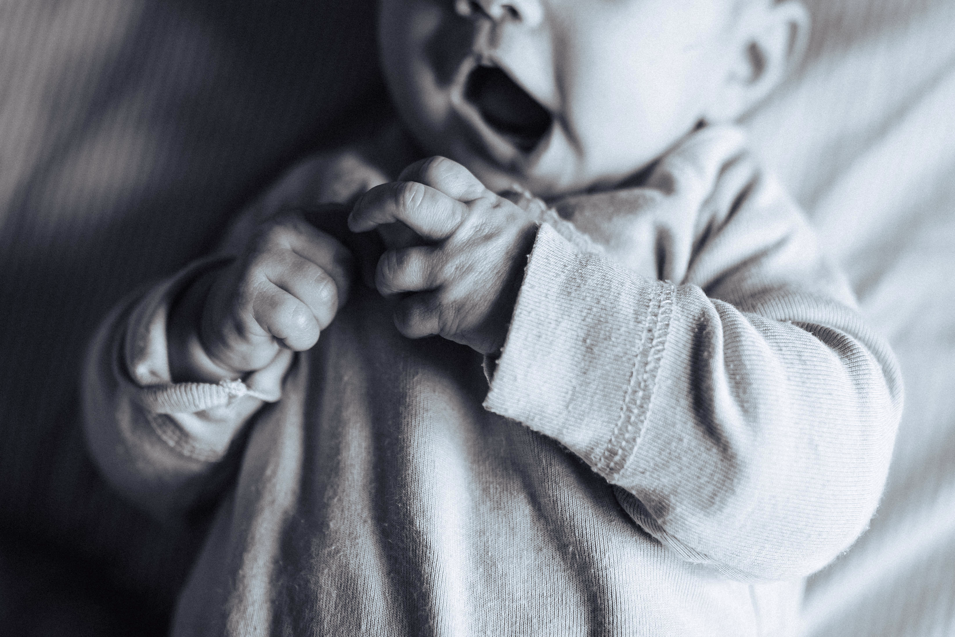 Newborn foto in Zuid-Holland — zwart wit foto van newborn close up