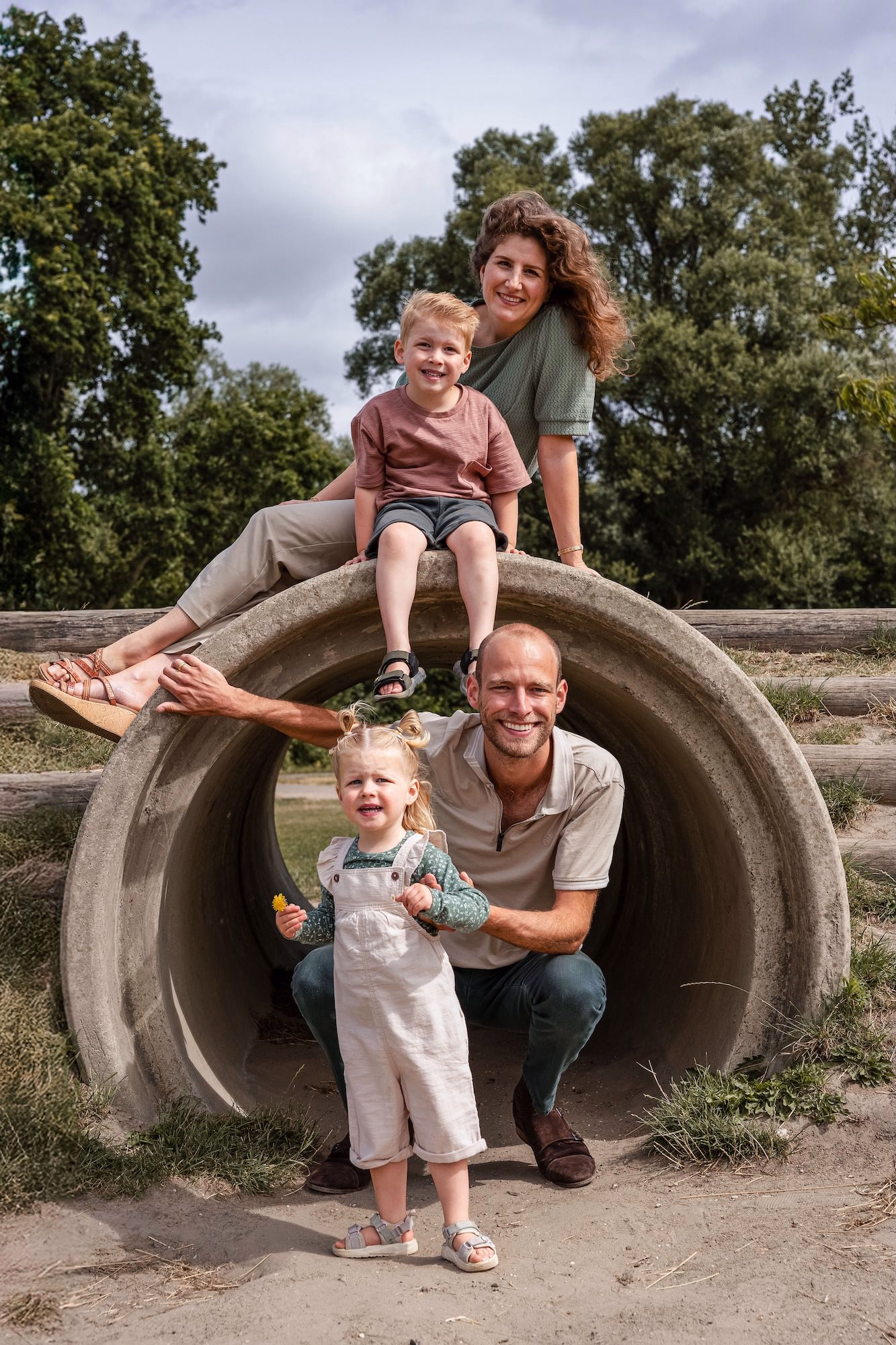 Familiefotografie Zuid-Holland - Gezin in speeltuin, man vrouw twee kinderen