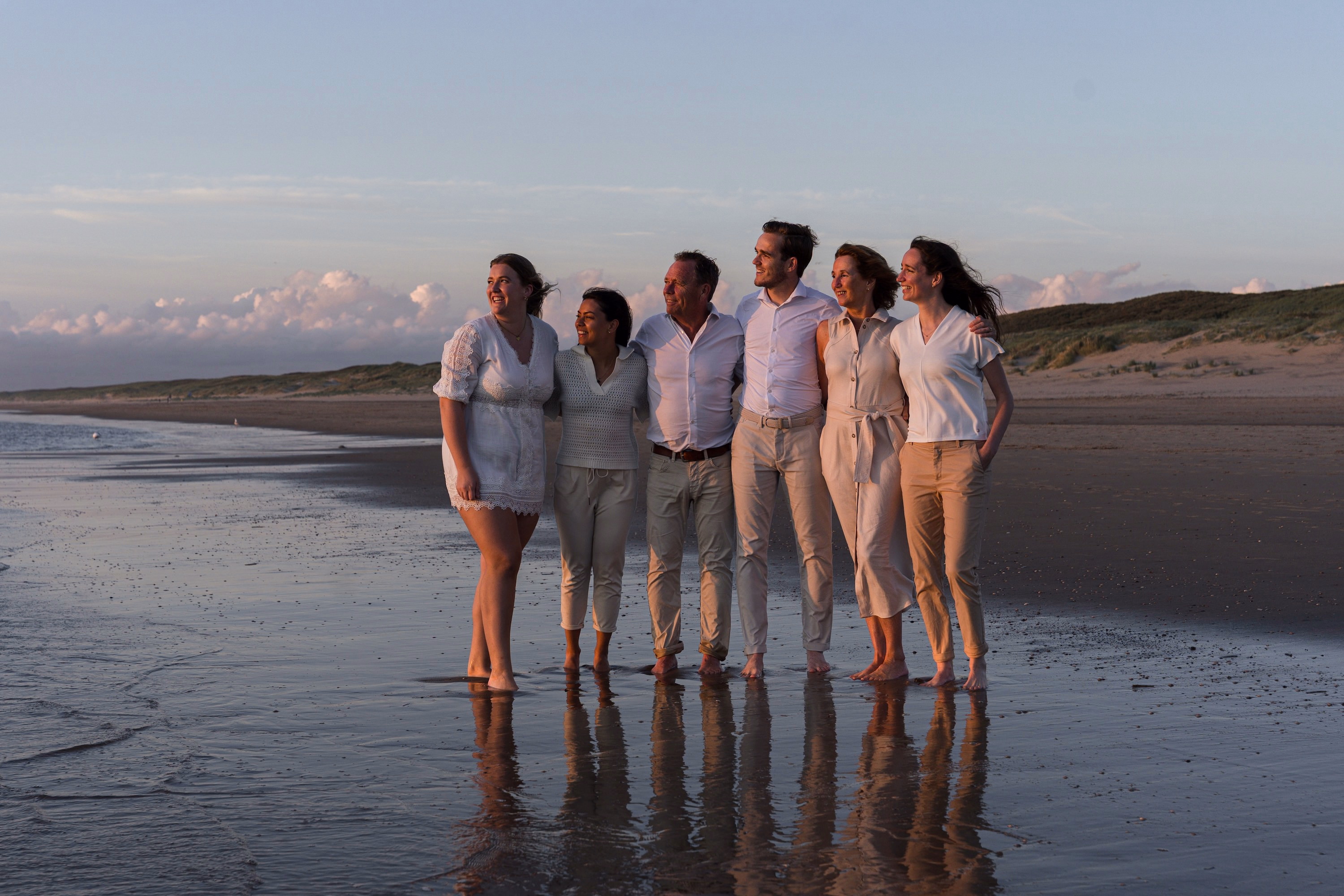 Familiefotografie Noordwijk — gezin met twee kinderen en partners op het strand in zee