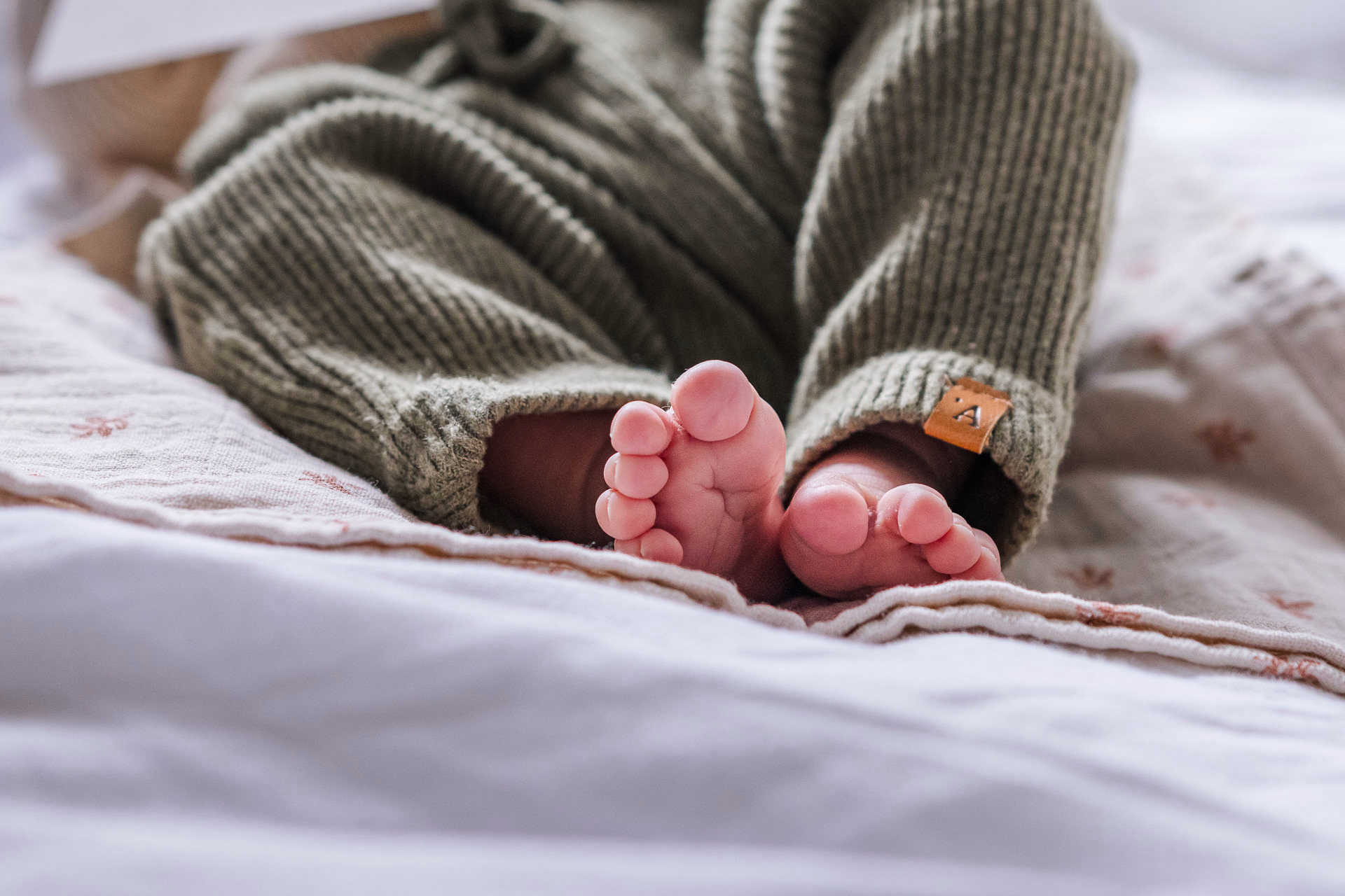 Newbornfotografie aan huis Alphen aan den Rijn — pasgeboren baby voetjes