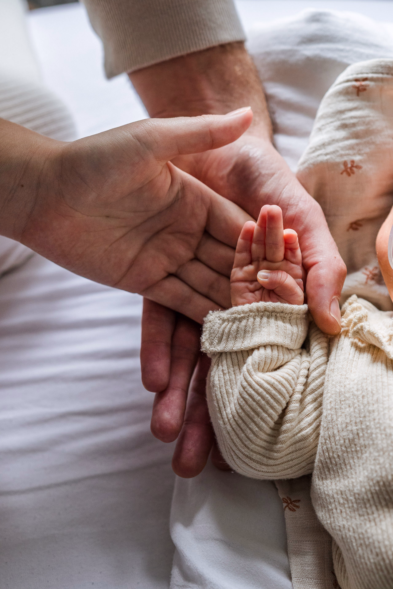 Newbornfotografie aan huis Alphen aan den Rijn — pasgeboren baby handje in handen ouders