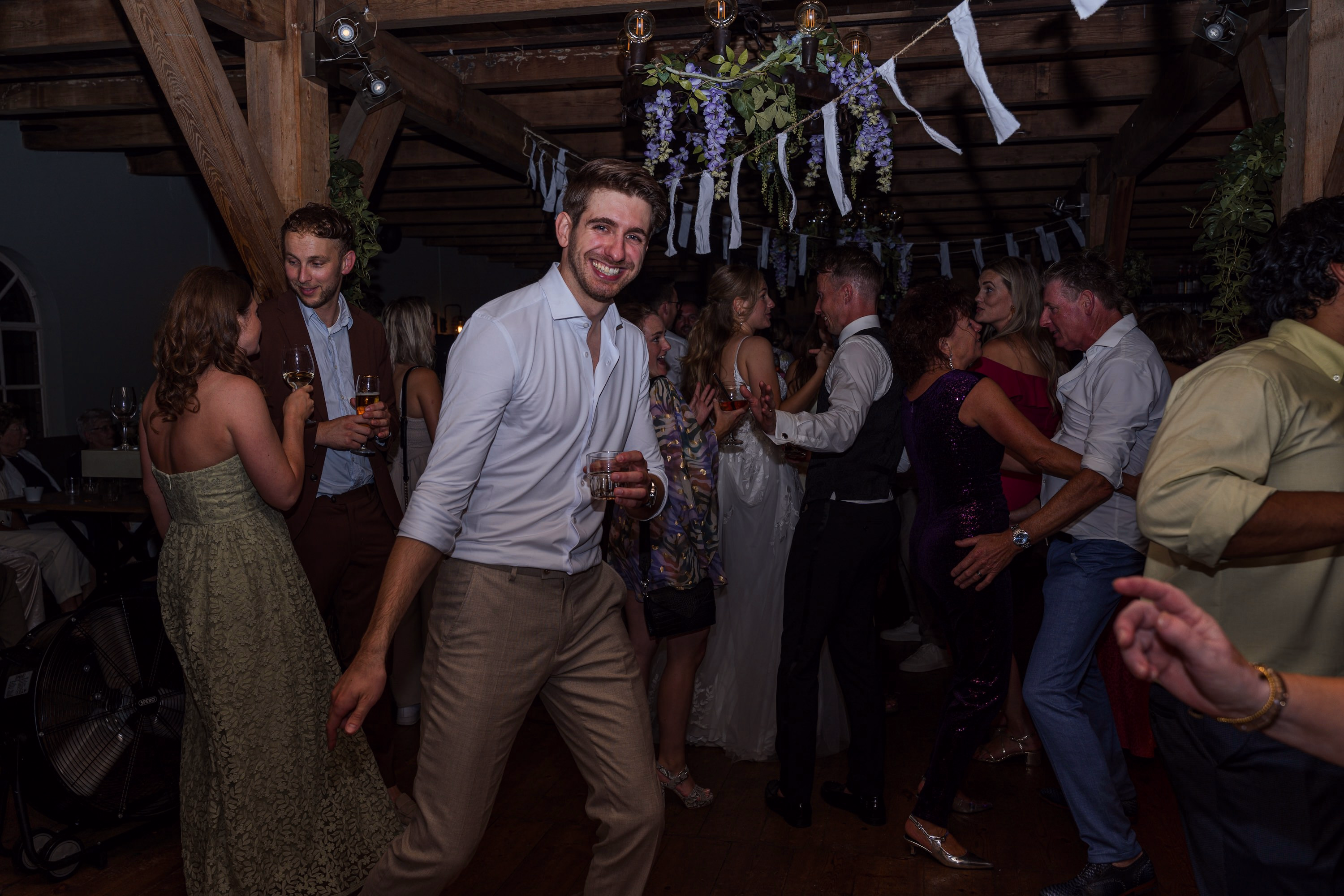 Evenementfotografie Alphen aan den Rijn — feest gasten dansen