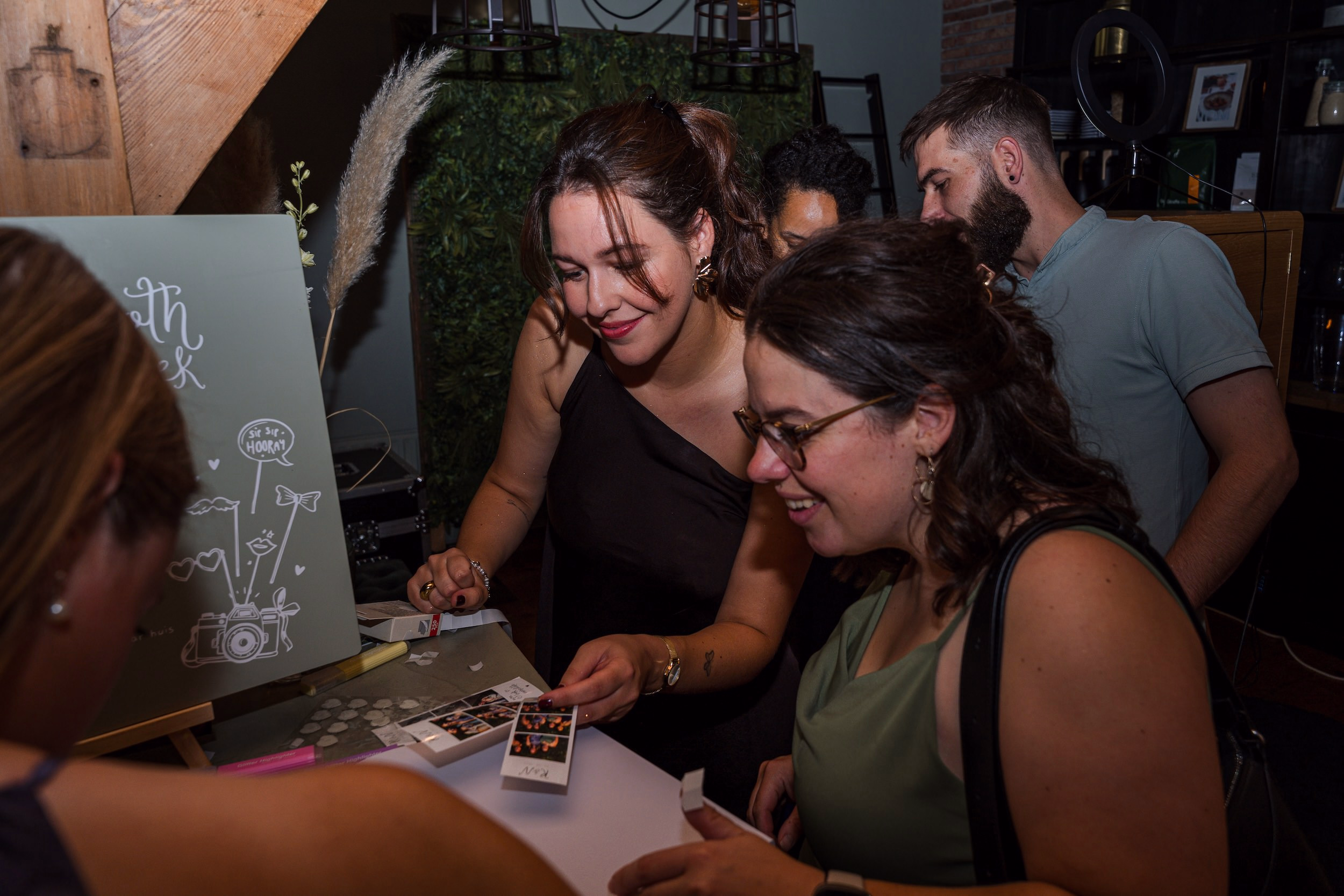 Evenementfotografie Alphen aan den Rijn — feest gasten in gastenboek schrijven