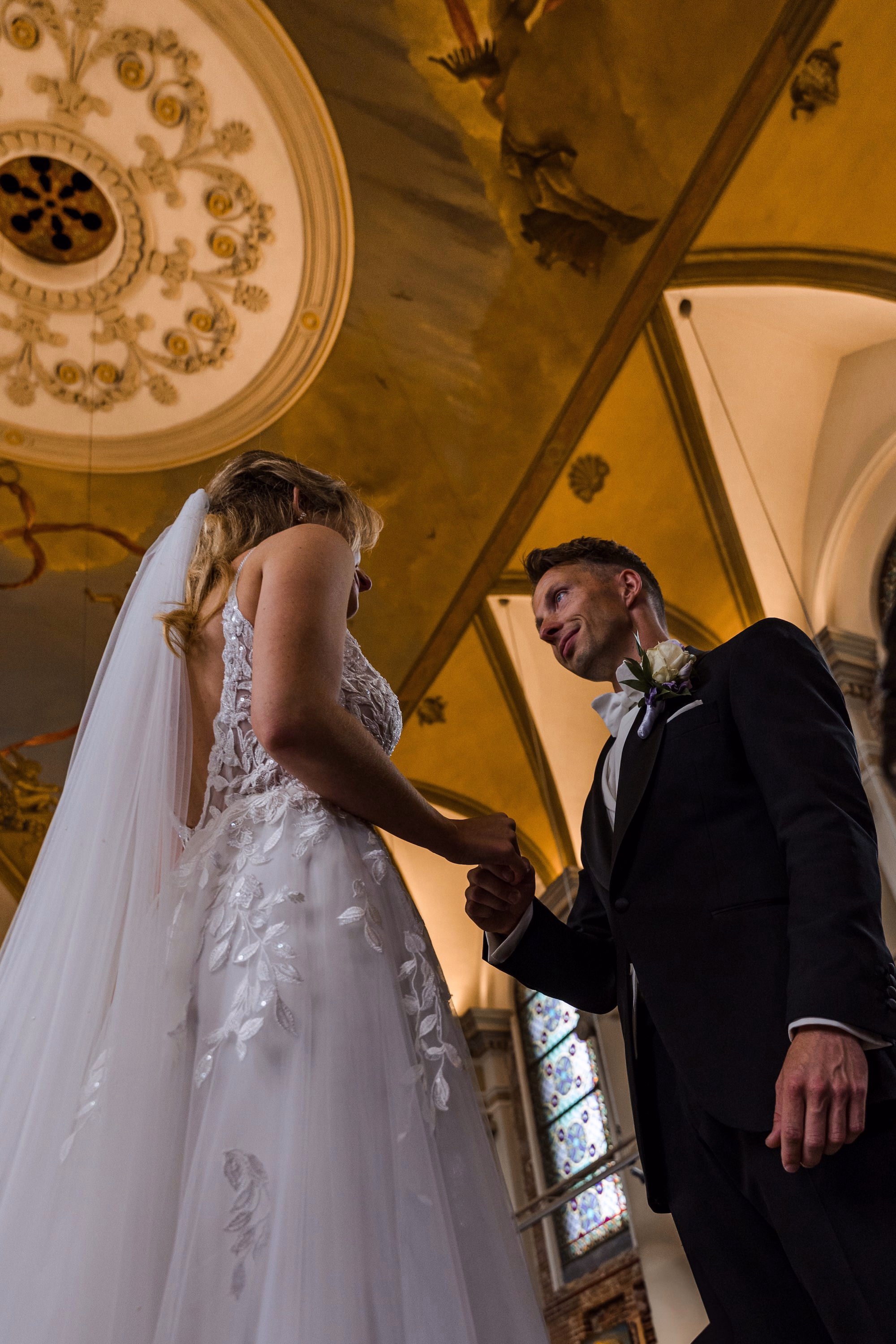 Trouwfotografie Zuid-Holland - Bruidspaar in kerk met mooi plafond