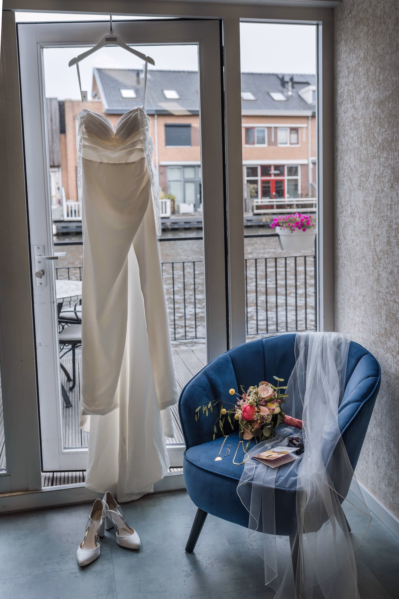 Trouwfotografie Alphen aan den Rijn - Trouwjurk boeket en details
