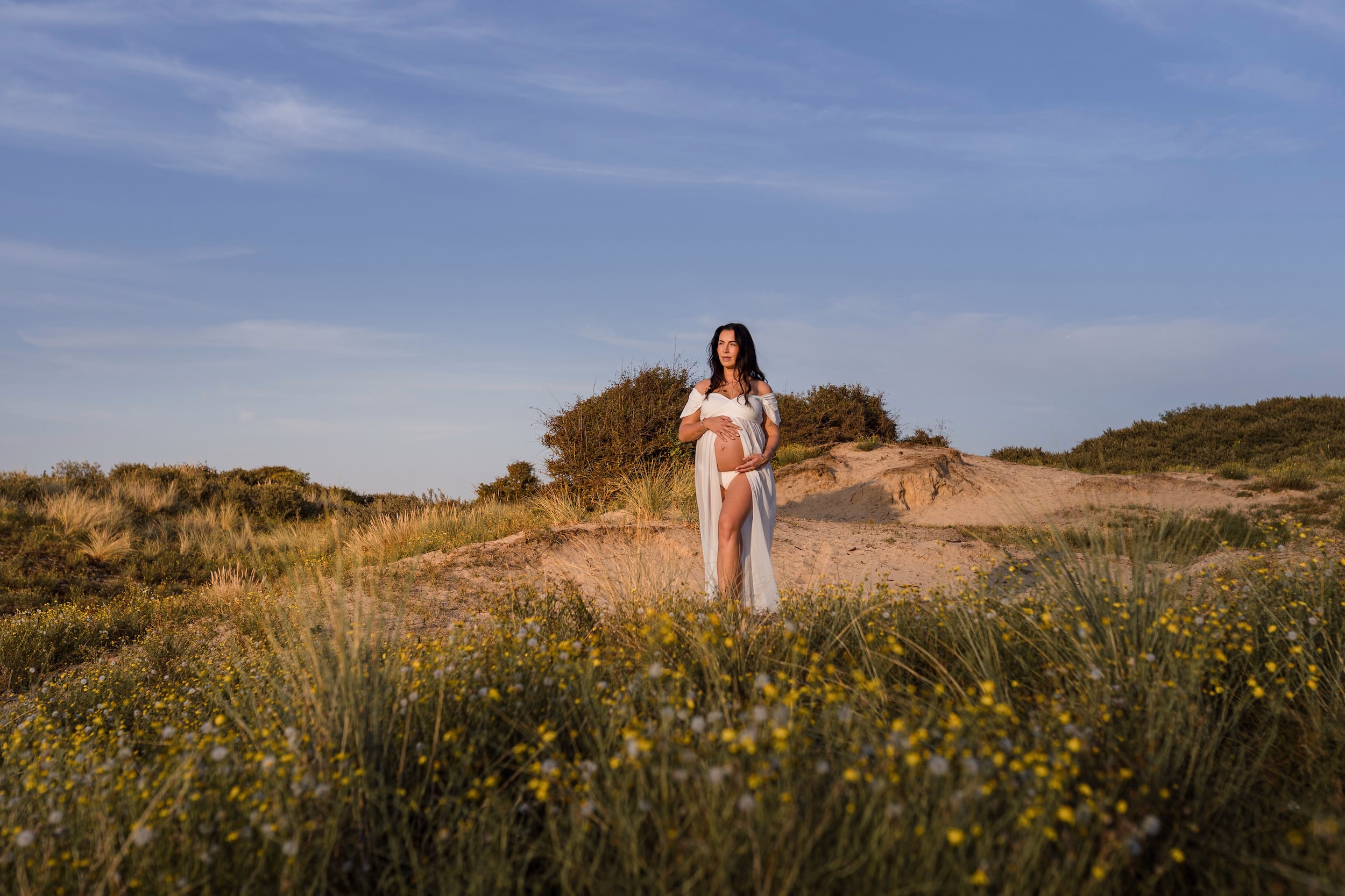 Zwangerschapsfotoshoot in de duinen van Noordwijk — zwangere vrouw in witte jurk
