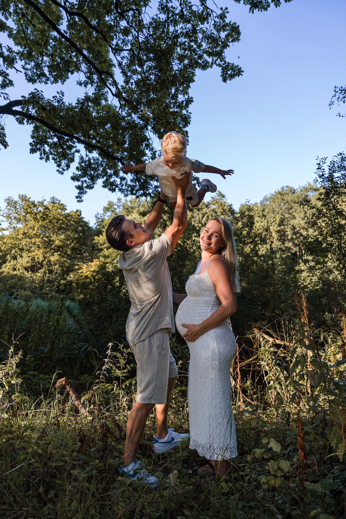 Zwangerschapsfotoshoot in Leidse Hout — zwangere vrouw met partner en kindje