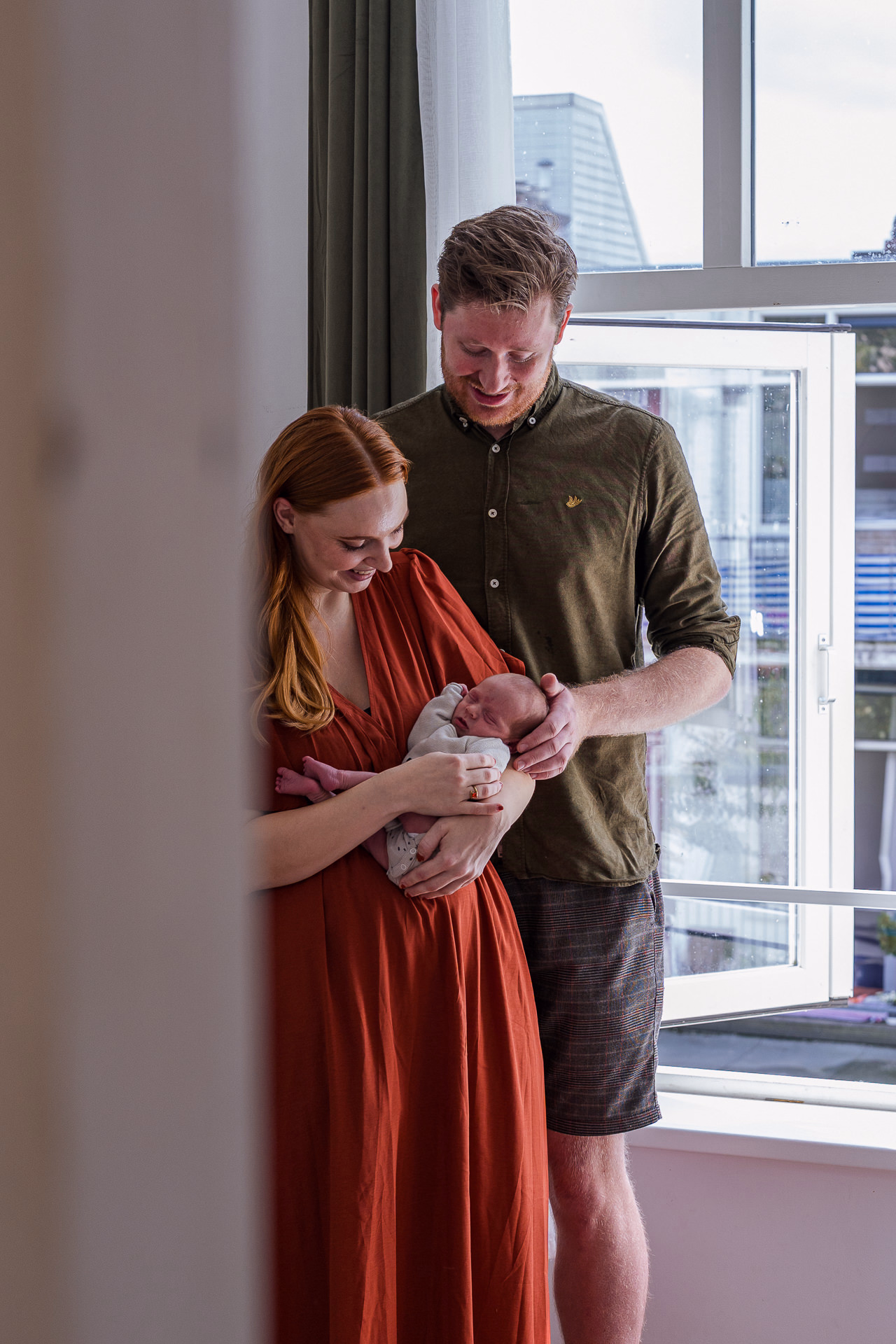 Newbornfotografie aan huis Alphen aan den Rijn — pasgeboren baby in handen bij ouders