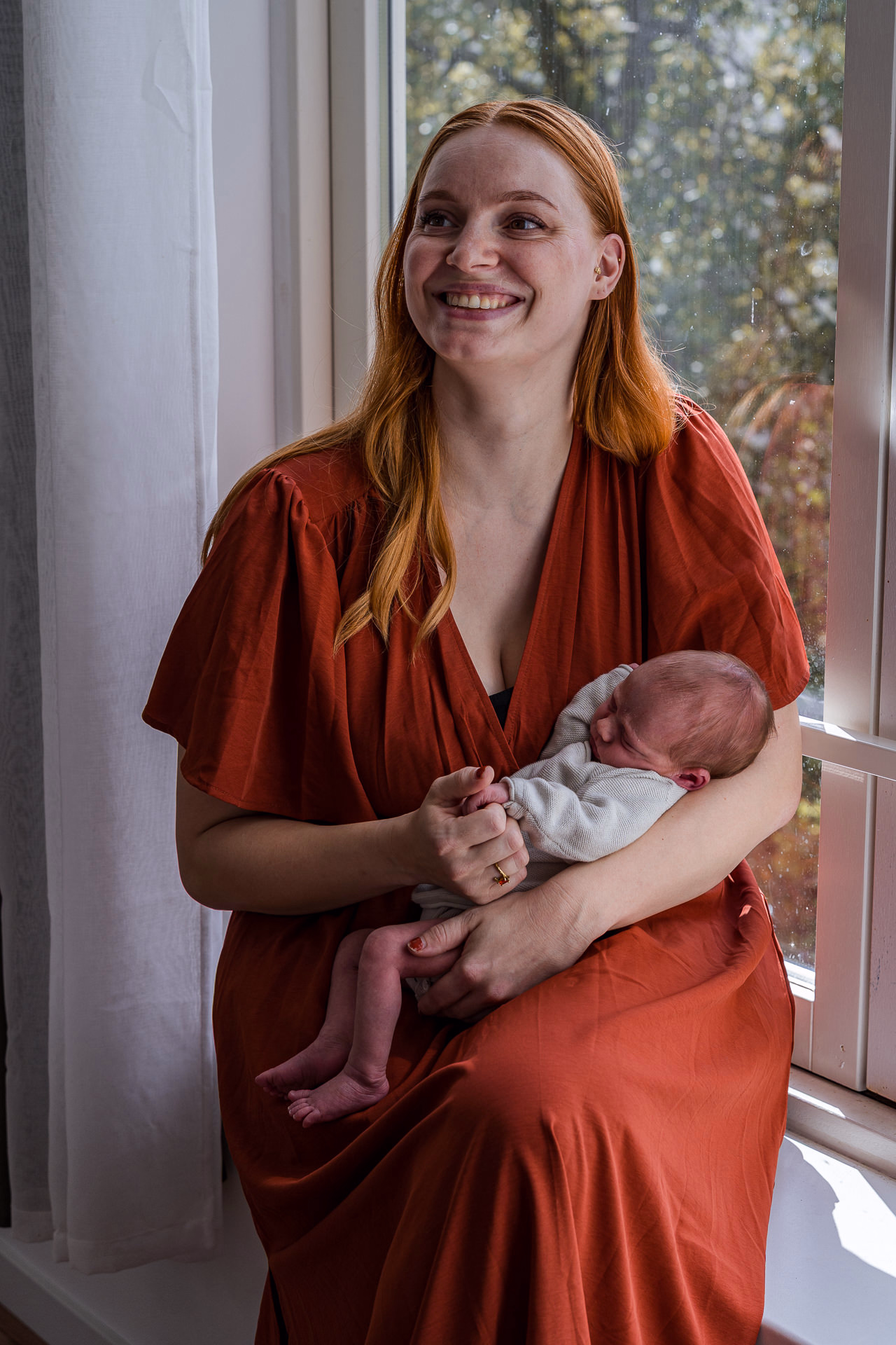 Newbornfotografie aan huis Alphen aan den Rijn — pasgeboren baby in handen