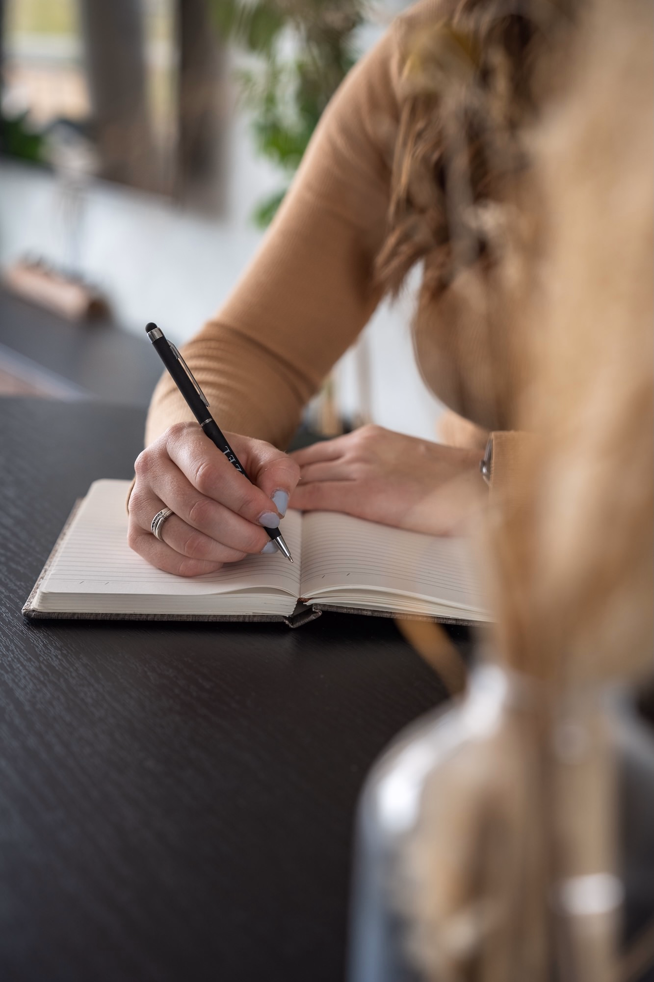Bedrijfsfotografie Alphen aan den Rijn - Schrijven in notitieboek
