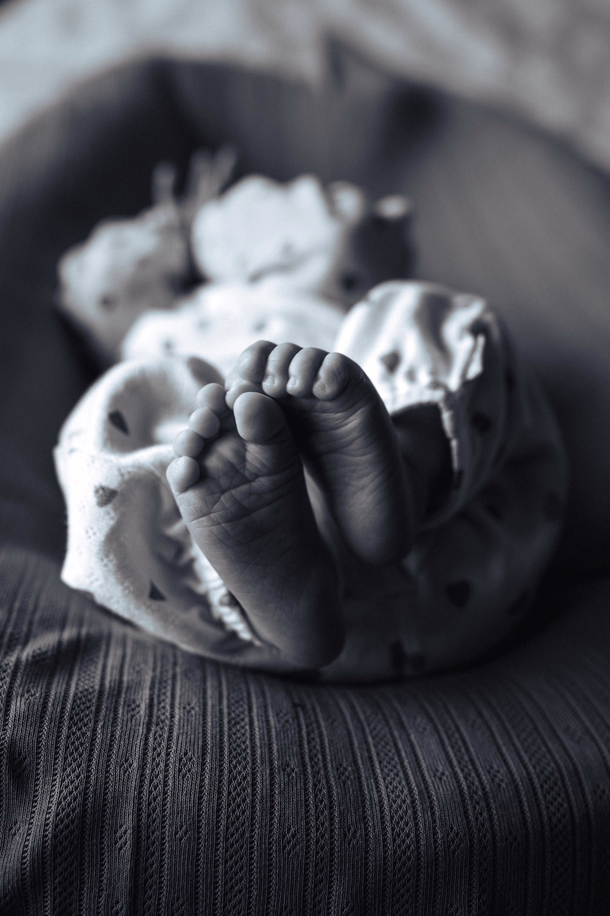 Newbornfotografie aan huis Alphen aan den Rijn — pasgeboren baby close up voetjes