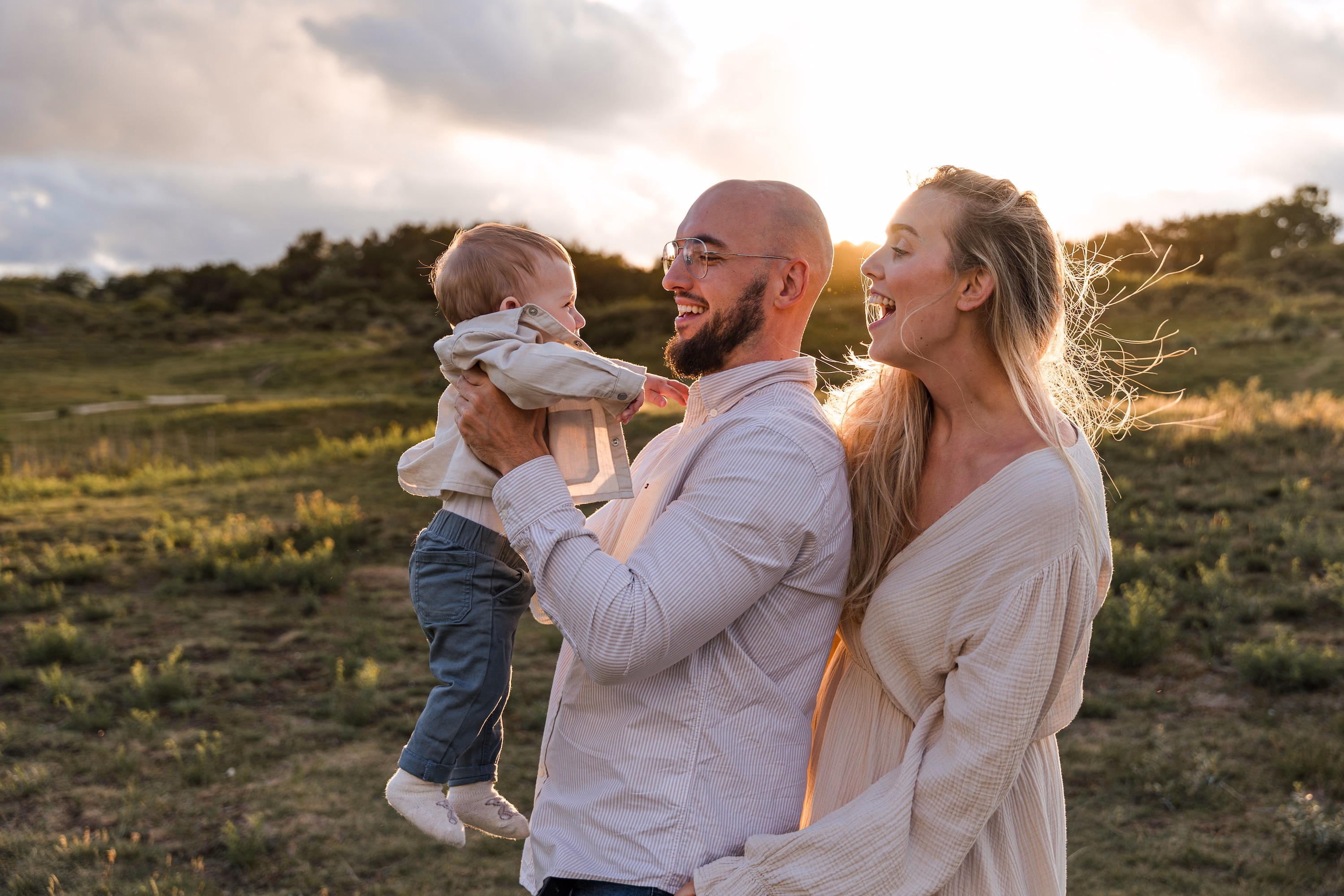 Familiefotografie Noordwijk — gezin met kindje in de duinen met zonsondergang