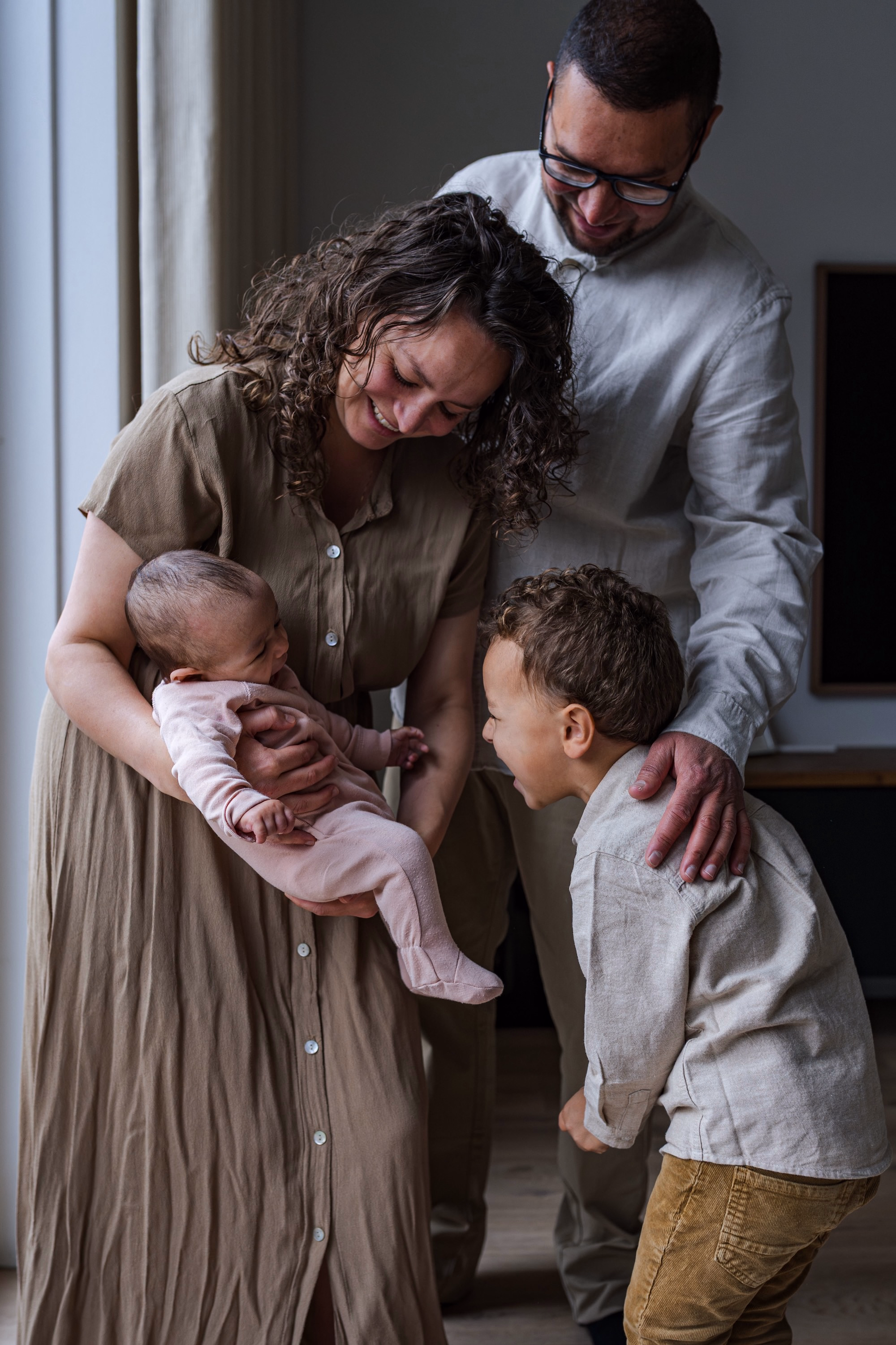 Familiefotografie Zuid-Holland — gezin met twee kinderen thuis