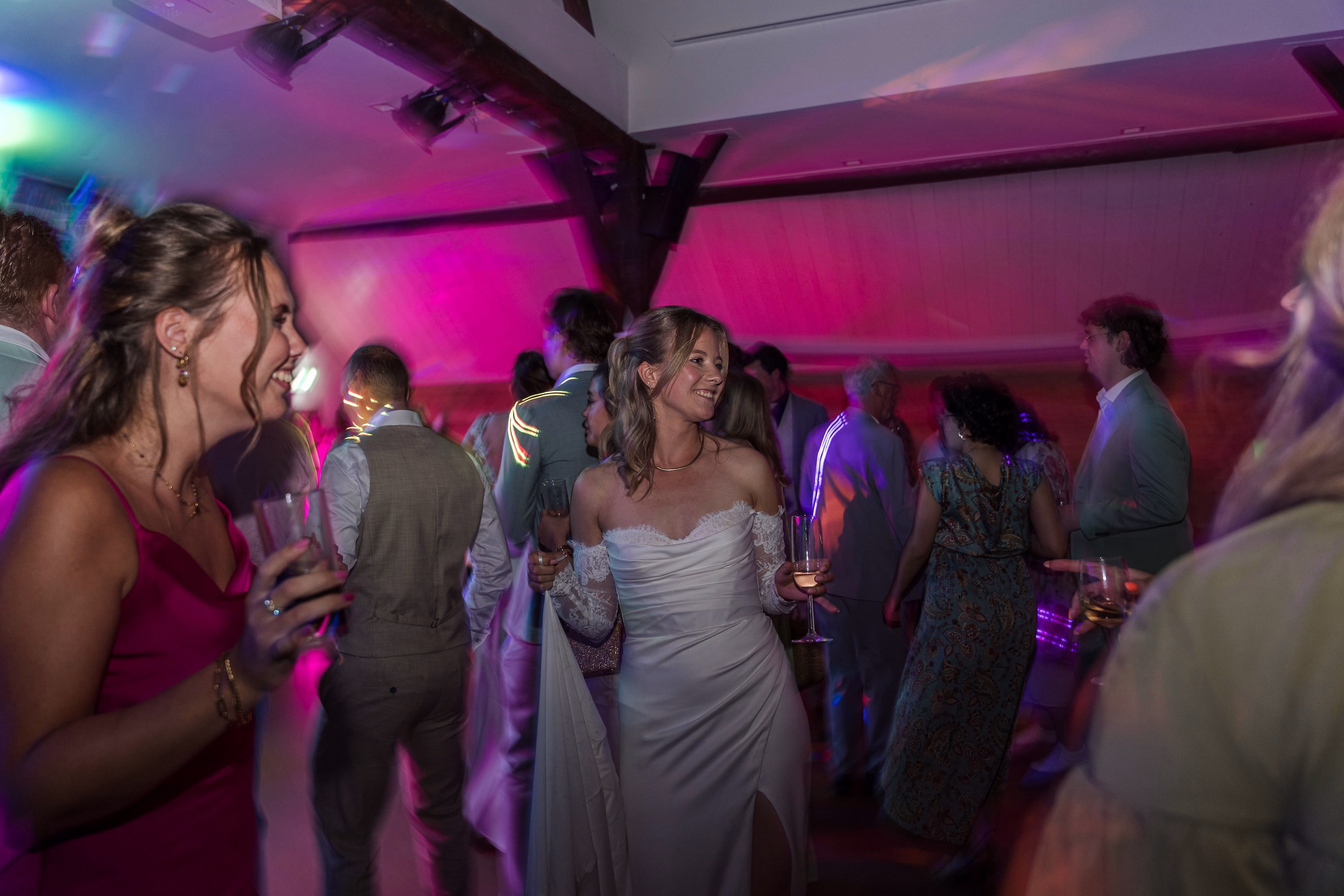 Bruiloftfotografie - Feest dansende bruid