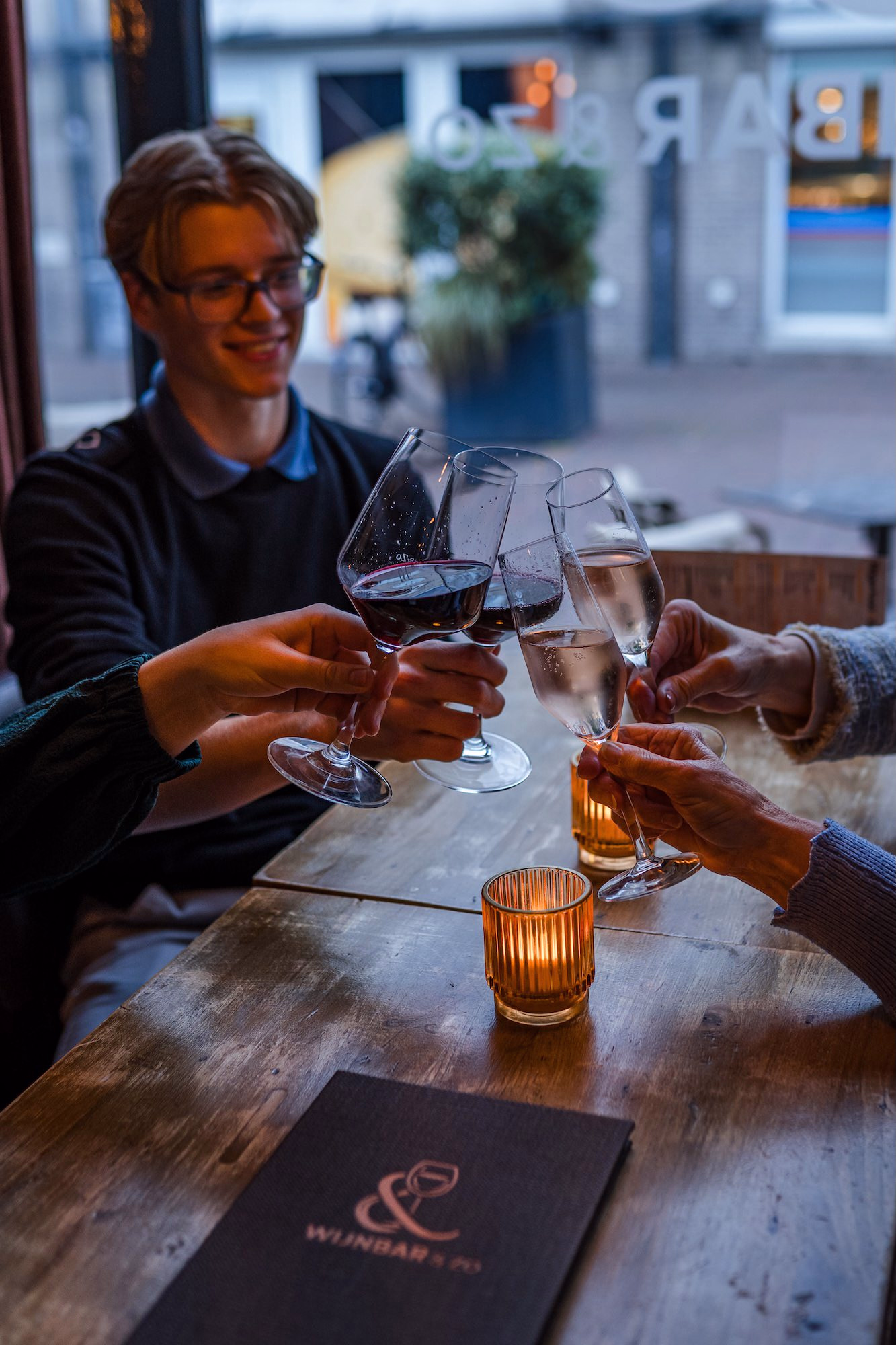 Bedrijfsfotografie Alphen aan den Rijn - Wijnbar proostende klanten