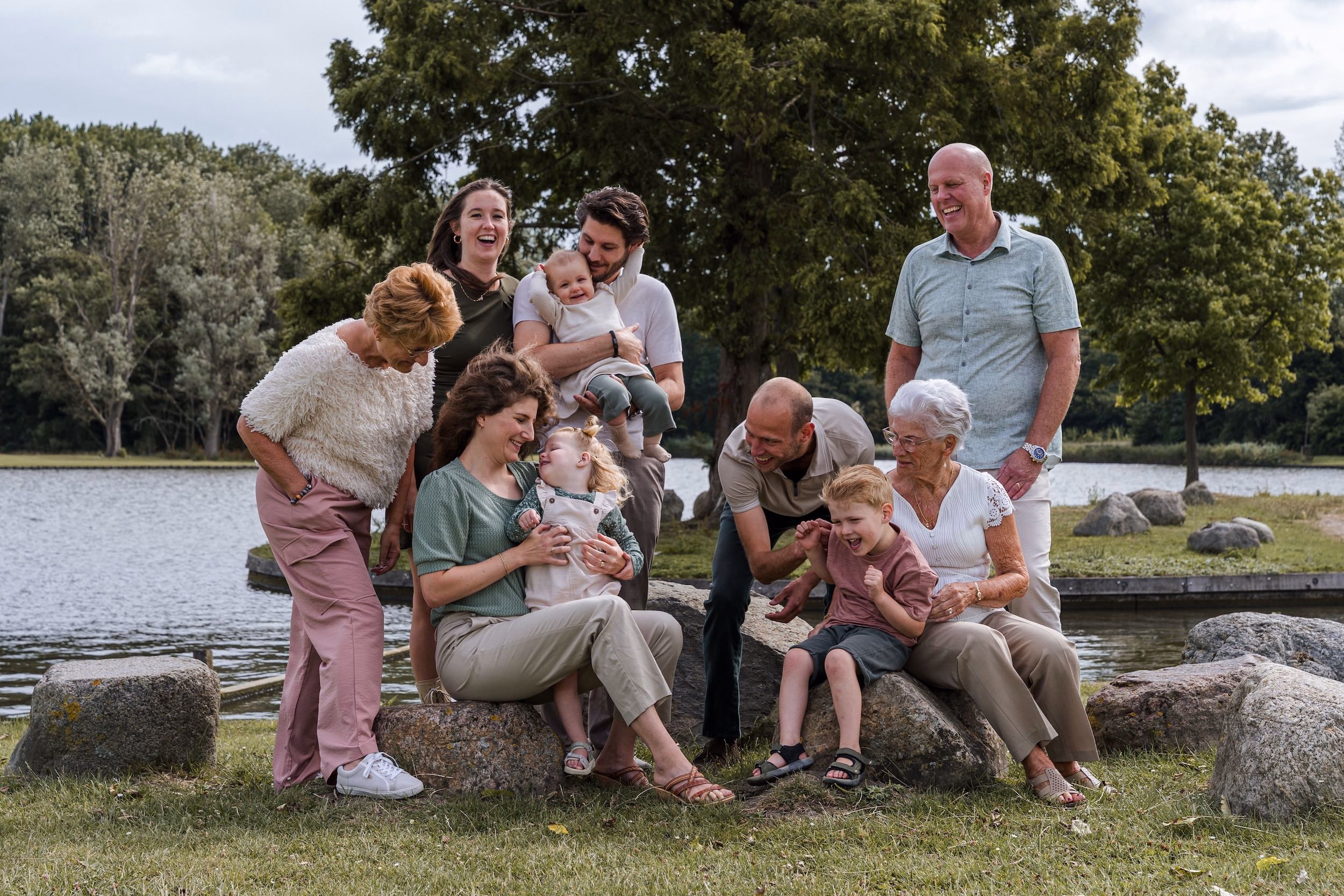 Familiefotografie Zuid-Holland - Opa oma met kinderen en kleinkinderen spelend bij water