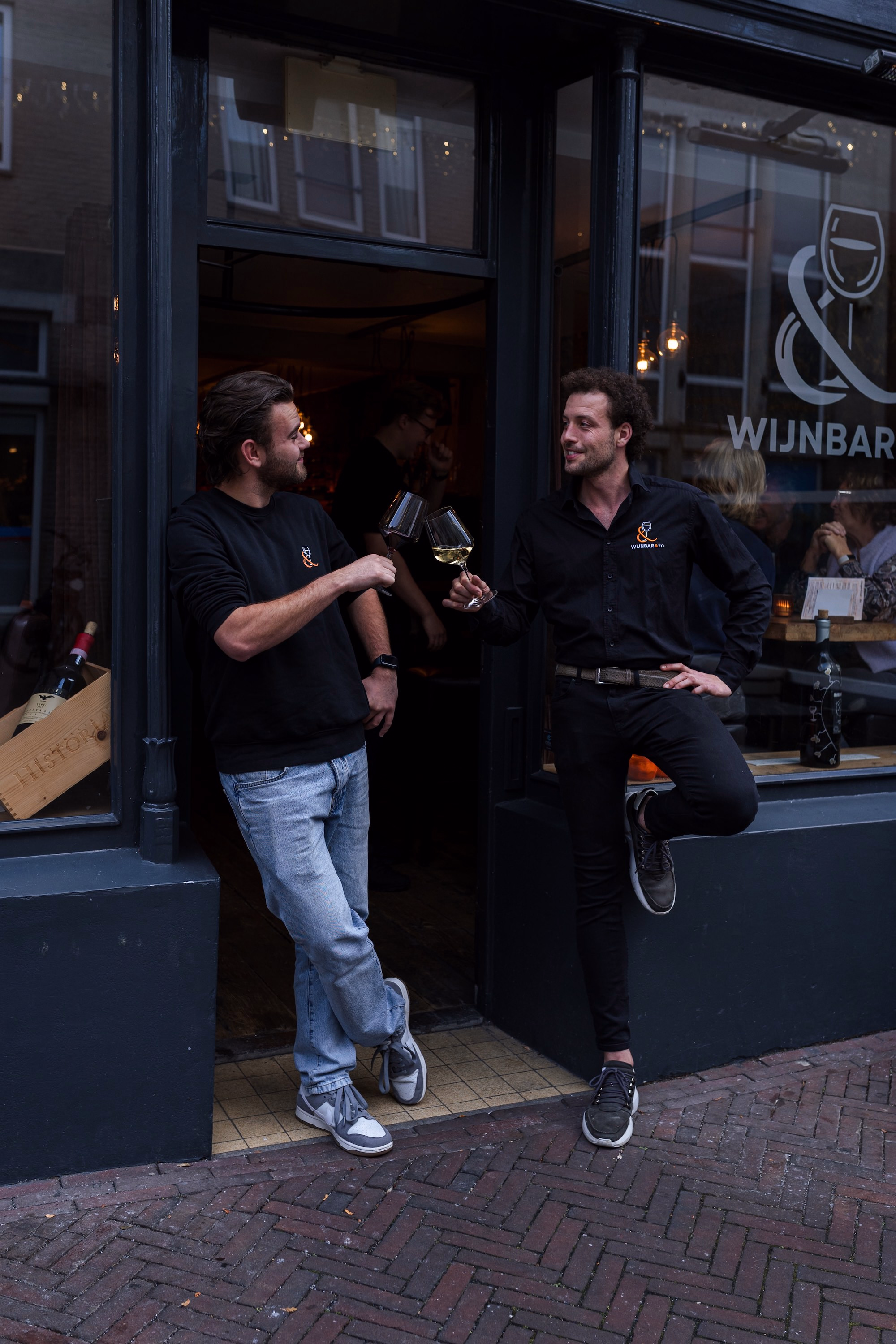Bedrijfsfotografie Alphen aan den Rijn - Wijnbar personeel poserend voor ingang