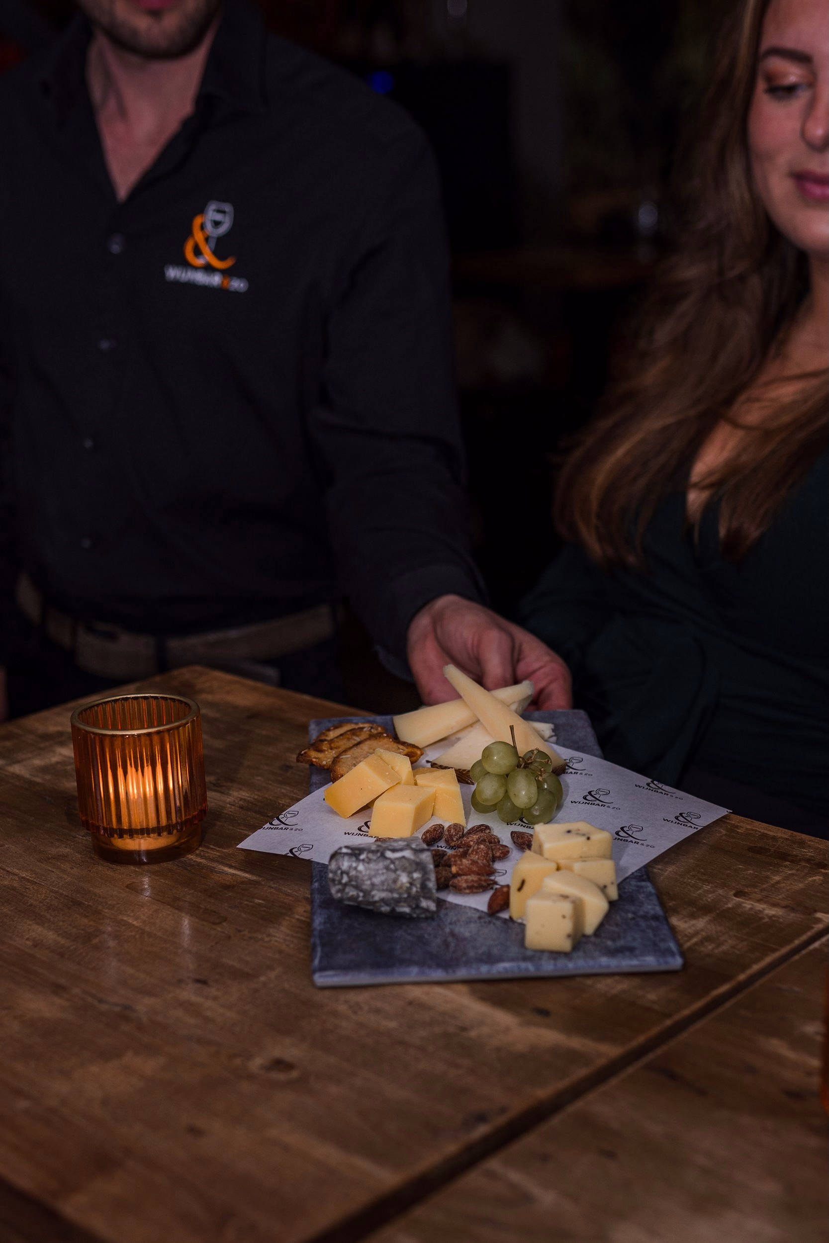 Bedrijfsfotografie Alphen aan den Rijn - Wijnbar eten neerzetten bij klant