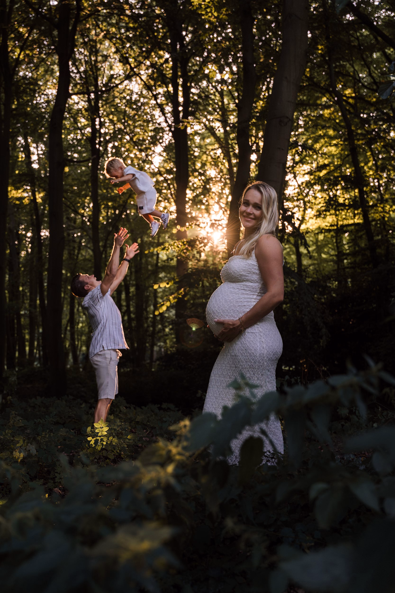 Zwangerschapsfotoshoot in Leidse Hout — zwangere vrouw met vader en zoon