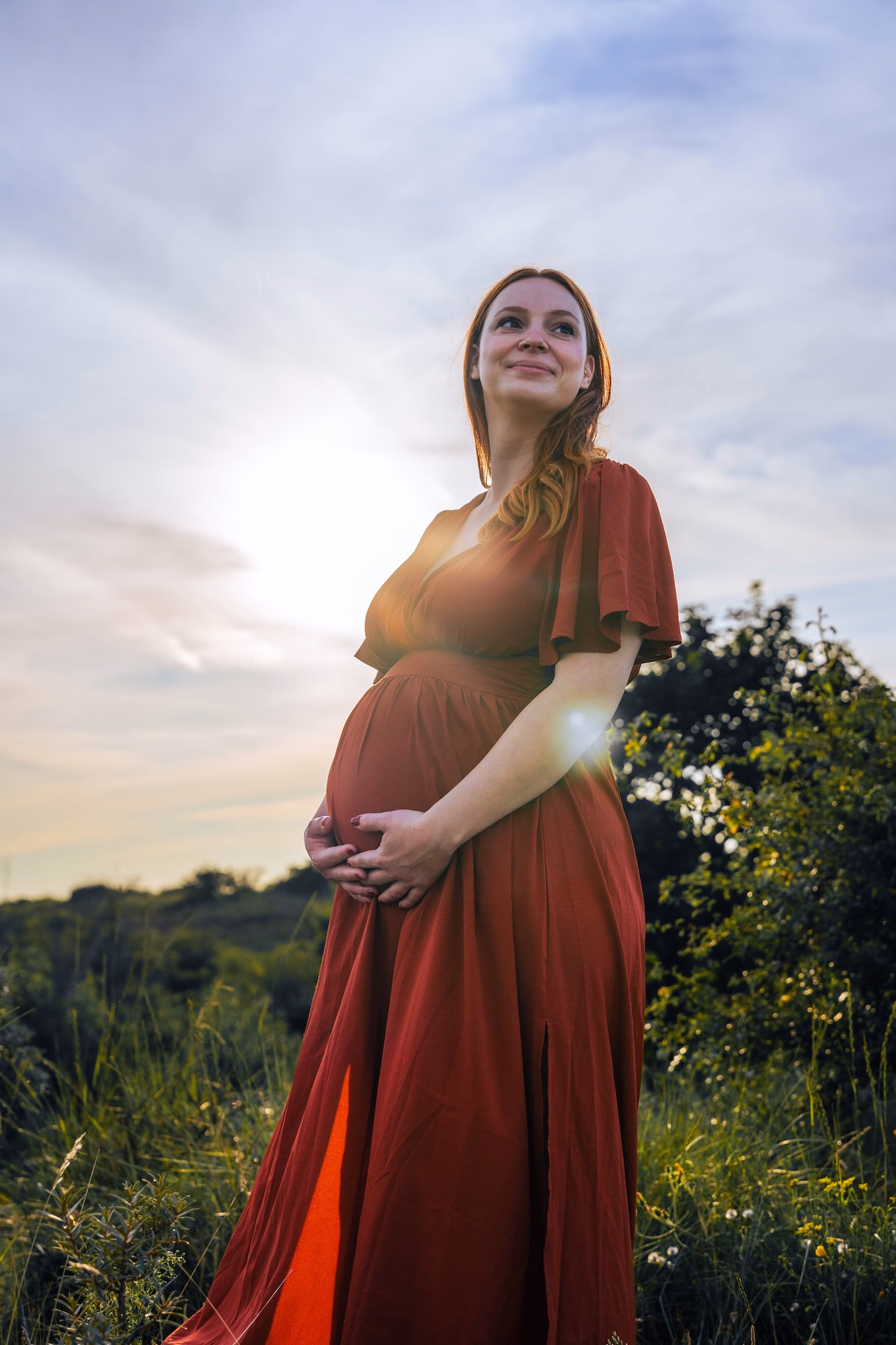 Zwangerschapsfotoshoot in Meyendel — zwangere vrouw in rode jurk