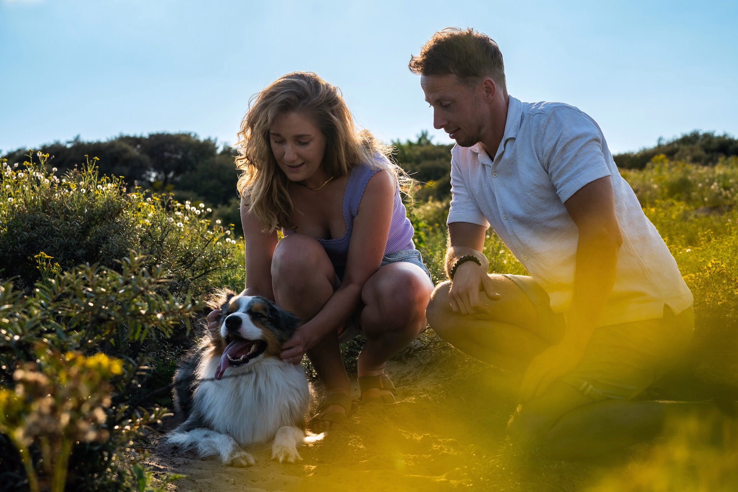 Familiefotografie Kijkduin - Man en vrouw met hond in de duinen